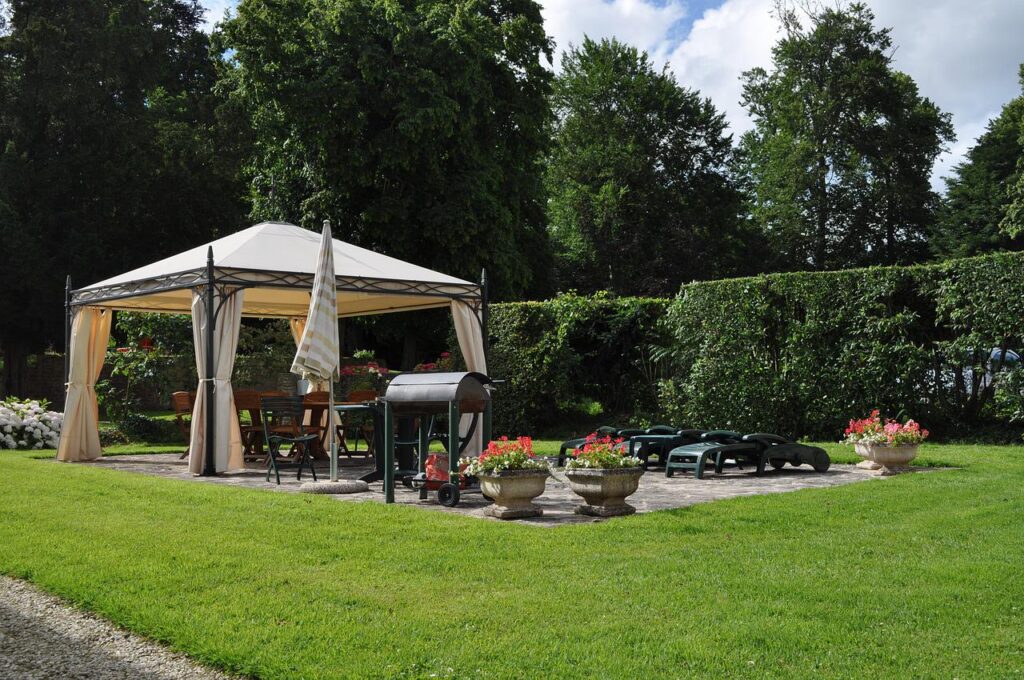 Buitenrecreatie met kebab of barbecues is geliefd bij velen en natuurlijk heb je voor hun bereiding een barbecue en een barbecue-oven nodig en overkapping 